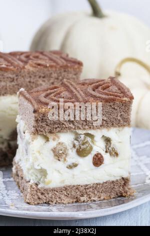 Traditioneller Käsekuchen mit Trauben auf dem Tisch. Party-Dessert Stockfoto