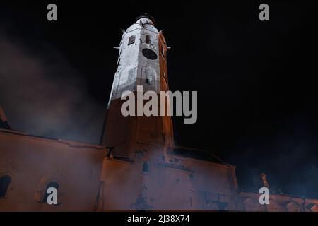 Mittelalterliche Burg im Dunst bei Nacht. Hochwertige Fotos Stockfoto