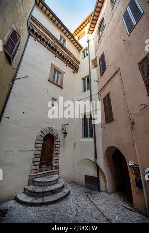 Kleiner Platz im Zentrum der Altstadt von Spoleto, Umbrien, Italien Stockfoto