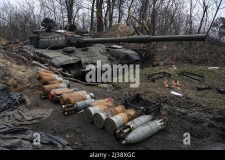 Borodianka, Ukraine. 06. April 2022. Am Dienstag, den 5. April 2022, liegt die von russischen Truppen verlassene Munitionsmunition am Straßenrand in der Stadt Borodianka nordwestlich von Kiew. Die Europäische Union erwägt eine neue Runde von Sanktionen gegen Russland, nachdem sie die in ukrainischen Städten berichteten Aktionen verurteilt hat, die von russischen Truppen besetzt wurden. Foto von Vladyslav Musienko/UPI Credit: UPI/Alamy Live News Stockfoto