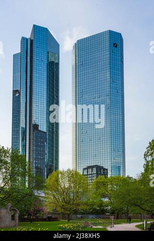 FRANKFURT - 3. APRIL 2014: Blick auf den Wolkenkratzer der Frankfurter Innenstadt der Deutschen Bank mit Logo. Frankfurt hat den meisten Wolkenkratzer in Deutschland AS Stockfoto