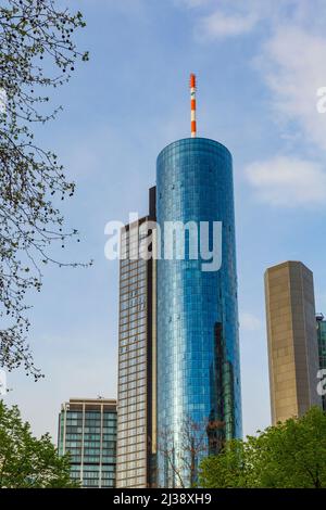 FRANKFURT - 3. APRIL 2014: Blick auf die Innenstadt von Frankfurt am Mittag. Frankfurt hat als Heimat der Banken den meisten Wolkenkratzer in Deutschland Stockfoto