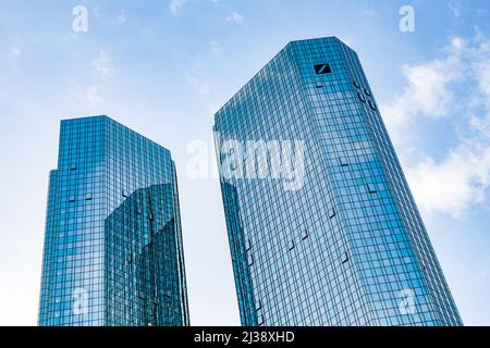 FRANKFURT - 3. APRIL 2014: Blick auf den Wolkenkratzer der Frankfurter Innenstadt der Deutschen Bank mit Logo. Frankfurt hat den meisten Wolkenkratzer in Deutschland AS Stockfoto