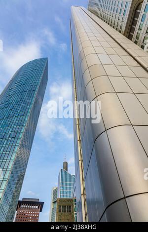 FRANKFURT - 3. APRIL 2014: Blick auf die Innenstadt von Frankfurt am Mittag. Frankfurt hat als Heimat der Banken den meisten Wolkenkratzer in Deutschland Stockfoto