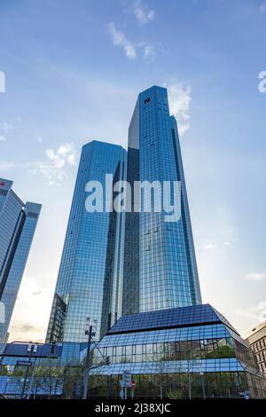 FRANKFURT - 3. APRIL 2014: Blick auf den Wolkenkratzer der Frankfurter Innenstadt der Deutschen Bank mit Logo. Frankfurt hat den meisten Wolkenkratzer in Deutschland AS Stockfoto