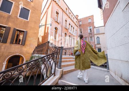 Glückliche Frau, die in Venedig unterwegs ist Stockfoto