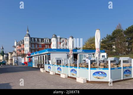 ZINNOWITZ, DEUTSCHLAND - APR 20, 2014: Berühmte Badeorte im alten kaiserlichen KURORT Zinnowitz mit Fischrestaurant vor der Tür. Stockfoto