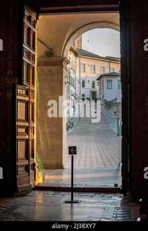 Eintritt in die Cattedrale di Santa Maria Assunta (Kathedrale Mariä Himmelfahrt) in Spoleto, Umbrien, Italien Stockfoto