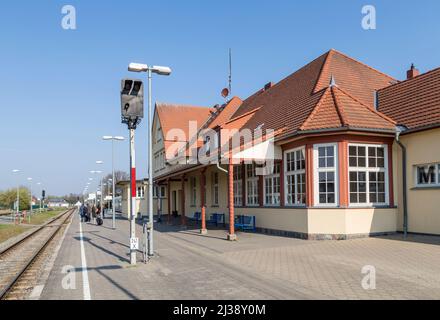 Zinnowitz, DEUTSCHLAND - APR 20, 2014: Menschen am Bahnhof in Zinnowitz, Usedom. Die Baederbahn passiert den Bahnhof und ist ein touristisches Highlight. Stockfoto