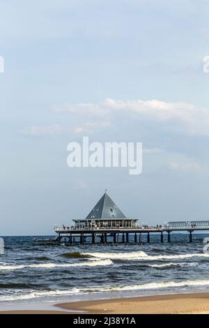 HERINGSDORF, DEUTSCHLAND - 20. APRIL 2014: Die Menschen genießen Pier und Strand von Heringsdorf, Deutschland. Die Geschäfte am Pier bieten Essen und Kleidung an. Stockfoto