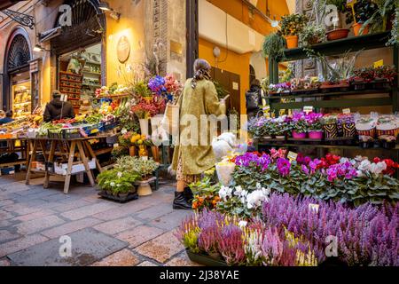 Blick auf die Straße auf schöne Blumenhandlung und Frau in Bologna Stockfoto