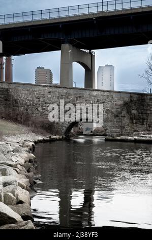 Eine vertikale Tagesansicht des Battleship Cove Fall River, Massachusetts Stockfoto