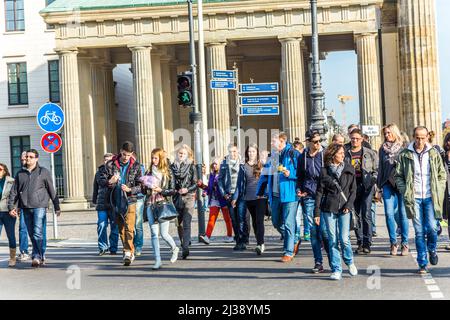 BERLIN, DEUTSCHLAND - 27. Okt 2014: Menschen besuchen das Brandenburger Tor in Berlin . Stockfoto