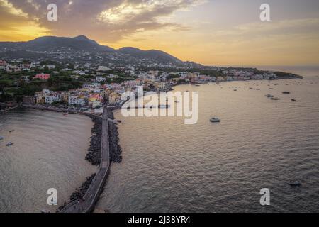 Eine schöne Luftaufnahme bei Sonnenuntergang von Ischia aus dem Aragonesischen Schloss (Castello Aragonese), Italien Stockfoto