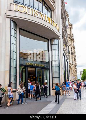 PARIS, FRANKREICH - 12. JUNI 2015: Vor dem Louis Vuitton-Geschäft auf den champs elysees stehen die Leute zum Shoppen an. Stockfoto