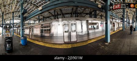 CONEY ISLAND, USA - 25. Okt 2015: Alter Bahnhof in Coney Island, der Vergnügungszone von New York. Stockfoto