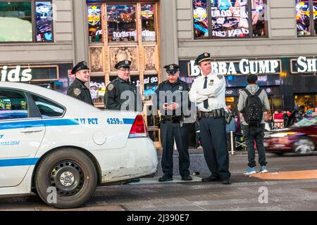 NEW YORK, USA - 25. Okt 2015: Die Polizei achtet manchmal in der Nacht auf Platz. Der Times Square wird von der Polizei unter 24 Stunden beobachtet, um die Sicherheit zu gewährleisten Stockfoto