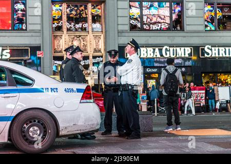 NEW YORK, USA - 25. Okt 2015: Die Polizei achtet manchmal in der Nacht auf Platz. Der Times Square wird von der Polizei unter 24 Stunden beobachtet, um die Sicherheit zu gewährleisten Stockfoto