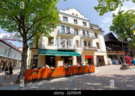 Zakopane, Polen - 10. Juni 2015: Cukrow House. Backsteinhaus aus den Jahren 1928 bis 1929, das sich im Haupteinkaufsviertel und der Fußgängerzone befindet Stockfoto