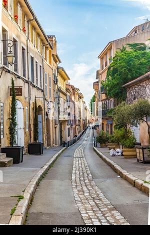 AIX EN PROVENCE, FRANKREICH - 3. JUNI 2016: Straße mit traditionellen Fassaden in Aix en Provence, Frankreich Stockfoto