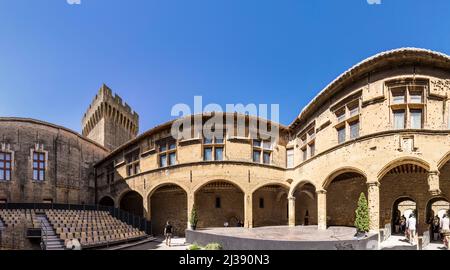 SALON DE PROVENCE, FRANKREICH - 21. AUG 2016: Menschen besuchen das Chateau de l Emperi im Salon de Provence unter blauem Himmel. Das Schloss wird auch für die Burg genutzt Stockfoto