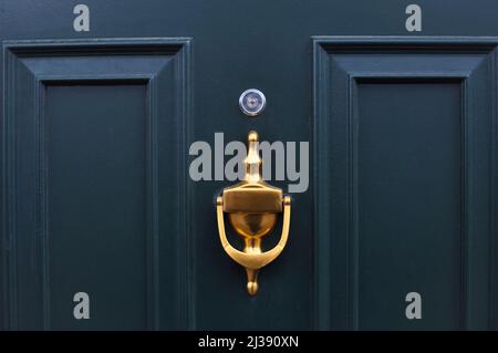 Nahaufnahme der grünen Holztür von zu Hause mit Augapfel. Hochwertige Fotos Stockfoto