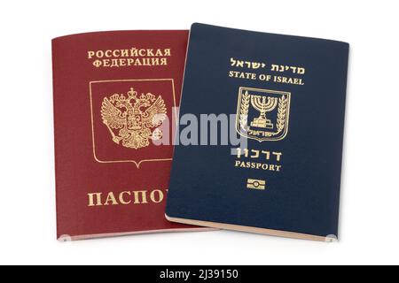 Israelische und russische internationale Reisepässe isoliert auf weißem Hintergrund. Stockfoto