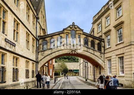 OXFORD, ENGLAND - 26. FEB 2017: Menschen gehen unter der Seufzerbrücke in Oxford, Oxfordshire, Großbritannien. Stockfoto
