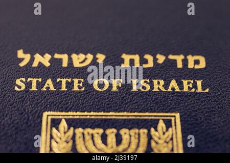 Worte des Staates Israel auf der Vorderseite des israelischen internationalen Passmakros Stockfoto