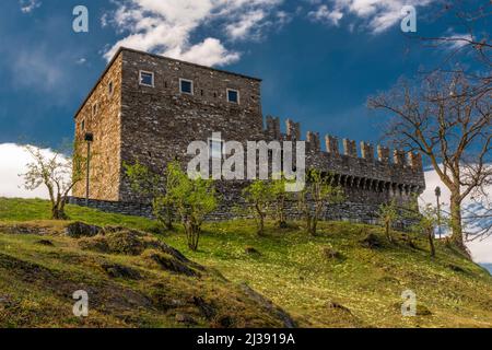 Sasso Corbaro Schloss in Bellinzona Stadt in der Südschweiz im Frühling Farbe Morgen Stockfoto