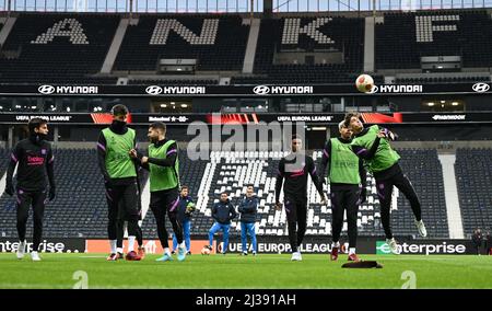 06. April 2022, Hessen, Frankfurt/Main: Die Spieler des FC Barcelona nehmen am Finaltraining vor der Europa League First Leg bei der Eintracht Frankfurt im Stadion Teil. Foto: Arne Dedert/dpa Stockfoto