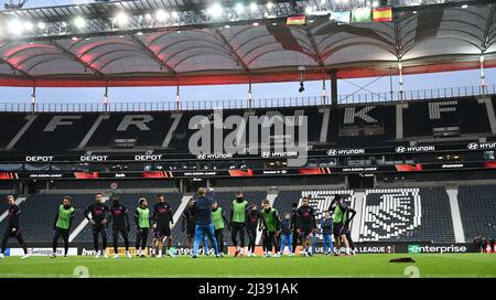 06. April 2022, Hessen, Frankfurt/Main: Die Spieler des FC Barcelona nehmen am Finaltraining vor der Europa League First Leg bei der Eintracht Frankfurt im Stadion Teil. Foto: Arne Dedert/dpa Stockfoto