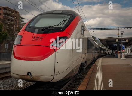 Roter Schnellzug im Bahnhof Lugano in der Südschweiz Stockfoto