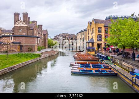 Cambridge, Großbritannien - APR 16, 2017: Menschen, die einen regnerischen Frühlingstag genießen und in Cambridge, Großbritannien, in River Cam puntieren Stockfoto