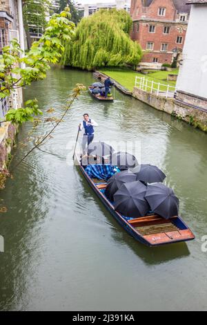 Cambridge, Großbritannien - APR 16, 2017: Menschen genießen eine Bootsfahrt auf dem River Cam in Cambridge, Großbritannien Stockfoto