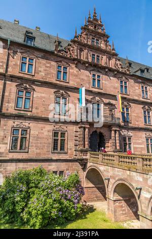 ASCHAFFENBURG, DEUTSCHLAND - APR 20, 2017: Fassade des alten aschaffenburger Schlosses aus Sandstein. Es wurde zwischen 1605 und 1614 errichtet. Stockfoto