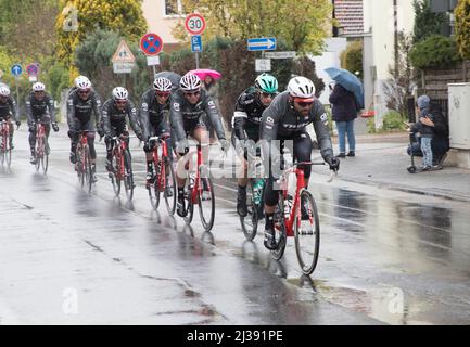 BAD SODEN, DEUTSCHLAND -1. MAI 2017: Radler beim Rennen Eschborn–Frankfurt – rund um den Finanzplatz. Es ist ein jährliches halbklassisches Radrennen in Deutschland, Stockfoto