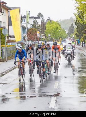 BAD SODEN, DEUTSCHLAND -1. MAI 2017: Radler beim Rennen Eschborn–Frankfurt – rund um den Finanzplatz. Es ist ein jährliches halbklassisches Radrennen in Deutschland, Stockfoto