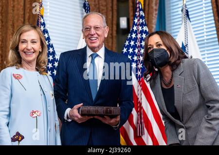 Washington, Usa. 06. April 2022. US-Vizepräsidentin Kamala Harris (R) bereitet sich darauf vor, in Randi Levine (L) als US-Botschafter in Portugal im Eisenhower Executive Office Building in Washington, DC, USA, am 06. April 2022 zu schwören. Quelle: SIPA USA/Alamy Live News Stockfoto