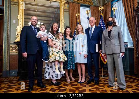 US-Vizepräsidentin Kamala Harris (R) stellt sich zusammen mit dem neu vereidigten Botschafter in Portugal Randi Levine (C-R) und Mitgliedern der Familie Levine am 06. April 2022 im Eisenhower Executive Office Building in Washington, DC, USA, vor. Stockfoto