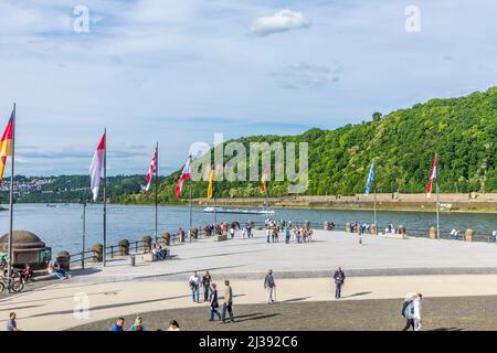 Koblenz, Deutschland - 23. MAI 2017: Panoramablick über den platz an der Deutschen Eck, mit der Festung Ehrenbleitstein. An der Deutesche Stockfoto