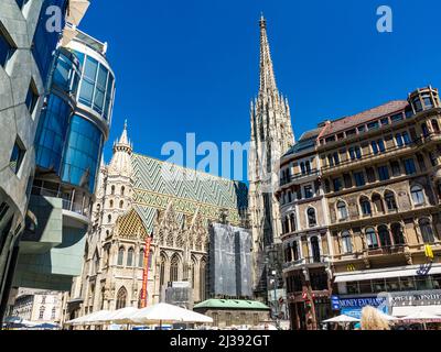 Wien, Österreich - 28. MAI 2017: Menschen besuchen den Stephansdom am Stephansplatz in Wien Stockfoto