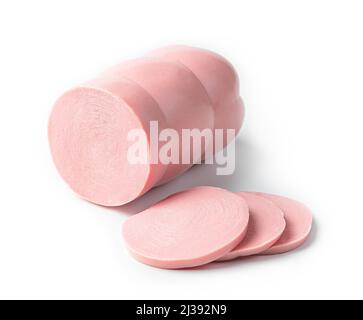 Gekochte Wurst mit Scheiben wird auf weißem Hintergrund isoliert. Seitenansicht, Nahaufnahme. Stockfoto