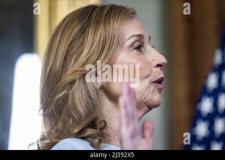 Washington, Usa. 06. April 2022. Randi Levine wird am Mittwoch, den 6. April 2022, im Eisenhower Executive Office Building in Washington, DC, als Botschafter der Vereinigten Staaten in Portugal vereidigt. Foto von Jim Lo Scalzo/UPI Credit: UPI/Alamy Live News Stockfoto