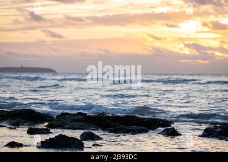 Bild der Meereswellen am Cap Blanc-Nez, die mit weißem Schaum gegen Felsen, Strand, felsige Klippen, Cap Blanc-Nez, Frankreich, spritzen. Meeresmuster, Hintergrundbilder. Wilde bunte Landschaft mit einem schönen Sonnenuntergang. Hochwertige Fotos Stockfoto