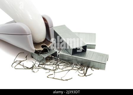 Anti-Hefter mit Büroklammern auf weißem Hintergrund. Schreibwaren. Hefter Stockfoto