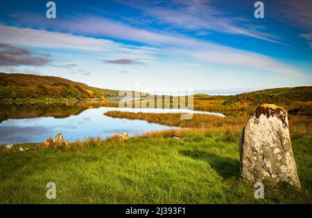 Letterdeen Standing Stone, am östlichen Ende der Streamstown Bay, Connemara, County Galway, Irland. Dieser Megalith aus Granit ist 1,6m hoch. Stockfoto