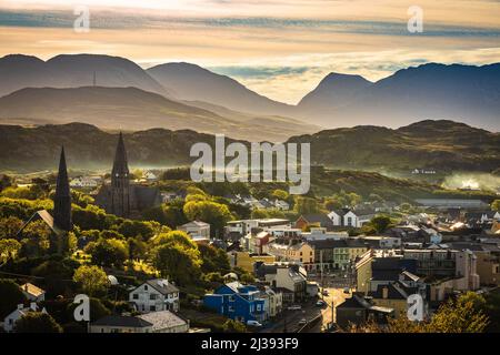 Clifden and the Twelve Bens aus dem John D’Arcy Monument, Connemara, County Galway, Irland. Clifden (irisch: An Clochán) liegt am Owenglin Stockfoto