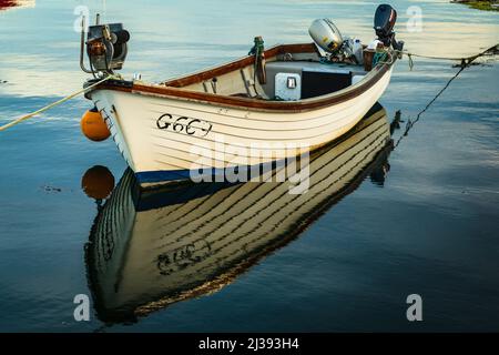 Beiboot aus Holz mit Außenbordmotoren in Roundstone Harbour, Connemara, County Galway, Irland. Stockfoto