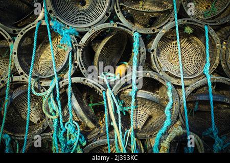 Gestapelte Garnelentöpfe im Hafen von Roundstone, Connemara, County Galway, Irland. Stockfoto